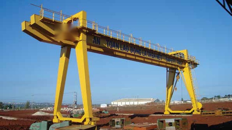 Gantry crane with cantilevers on both sides