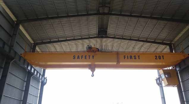 Overhead crane installed in a steel building