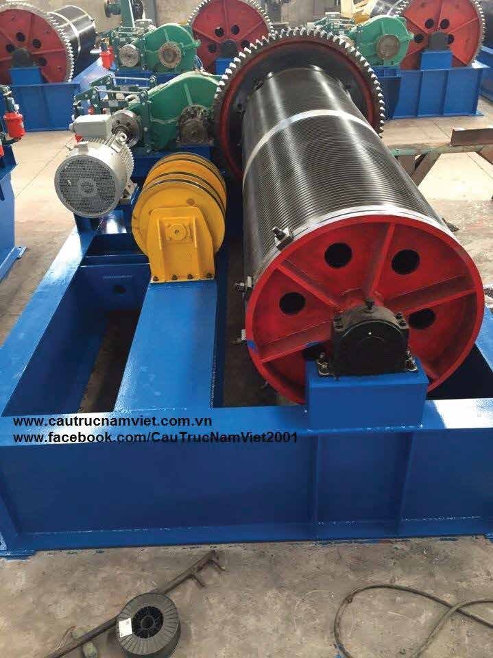 Rope drum and gearbox of a crane trolley