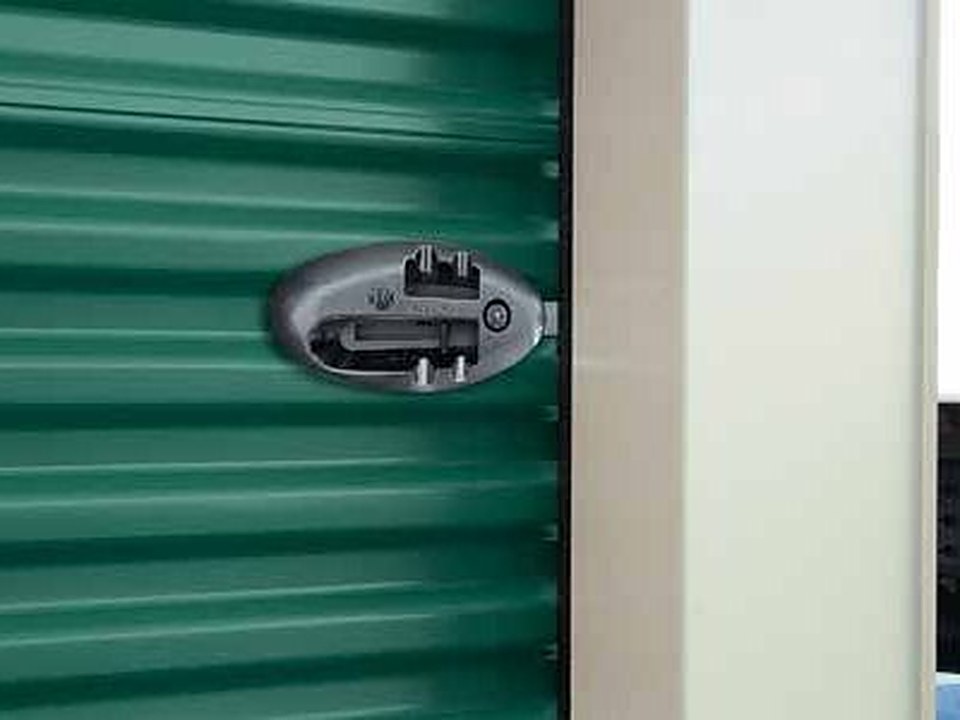 Roll-up door latch with padlock hasp